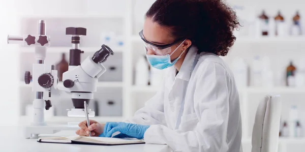 Wissenschaft Mikroskop Und Wissenschaftlerin Schreiben Für Forschung Medizin Und Datenanalyse — Stockfoto