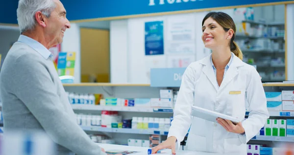 Idős Beteg Tabletta Boldog Gyógyszerész Vagy Hivatalnok Segít Klinikán Ügyfél — Stock Fotó