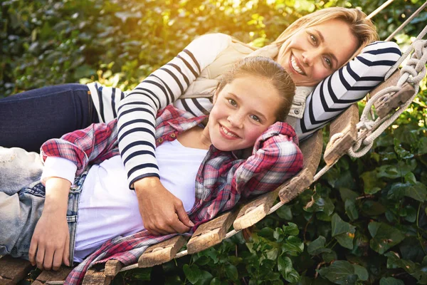 吊床和放松快乐的孩子 母亲和家人的联系 照顾和共度美好时光 微笑和加拿大妈妈 孩子或人们在后院的自然花园里享受母亲节 — 图库照片