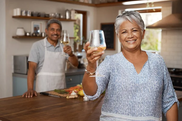 Cheers Anggur Dan Potret Pasangan Tua Dapur Memasak Makanan Sehat — Stok Foto
