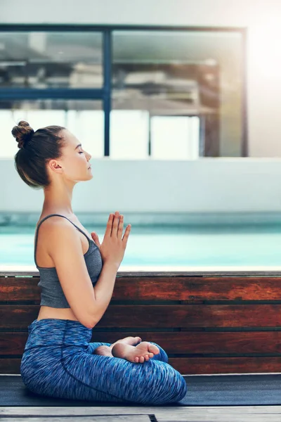 Медитуйте Щоб Заспокоїтися Красива Молода Жінка Практикує Йогу Зовні — стокове фото