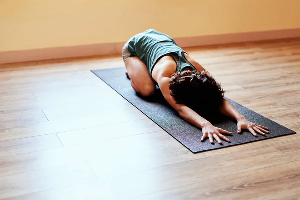 Meditação Conecta Você Você Uma Jovem Mulher Apta Praticar Postura — Fotografia de Stock