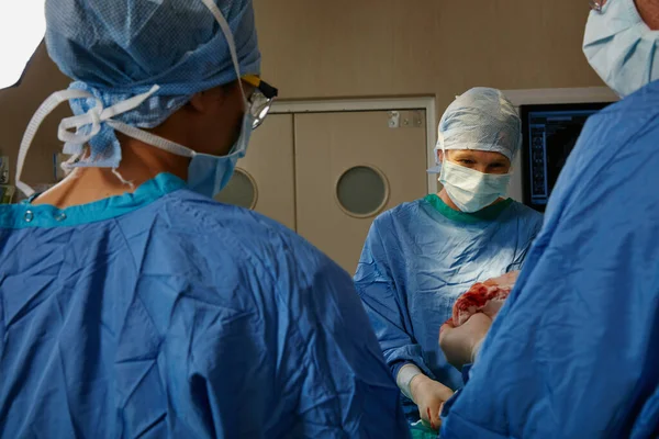Uzman Cerrahların Ellerinde Cerrahlardan Oluşan Bir Ekip Ameliyathanede Ameliyat Yapıyor — Stok fotoğraf