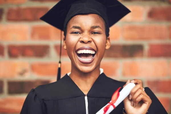 Siyahi Kadın Mezuniyet Açık Havada Mutlu Bir Üniversite Öğrencisi Portresi — Stok fotoğraf
