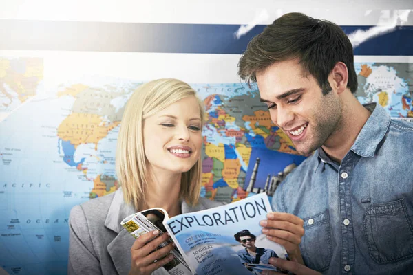 Agente Viagens Escritório Pessoas Felizes Lendo Informações Brochura Sightseeing Serviço — Fotografia de Stock