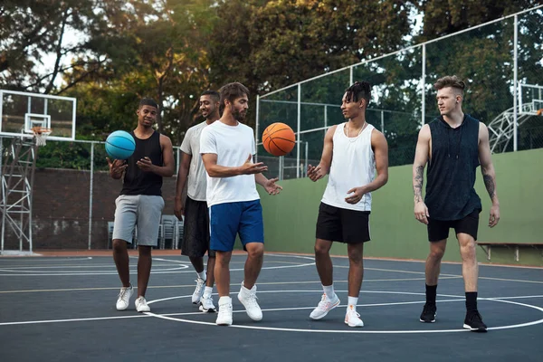 Давайте Стріляти Кількома Обручами Група Спортивних Молодих Чоловіків Висять Баскетбольному — стокове фото
