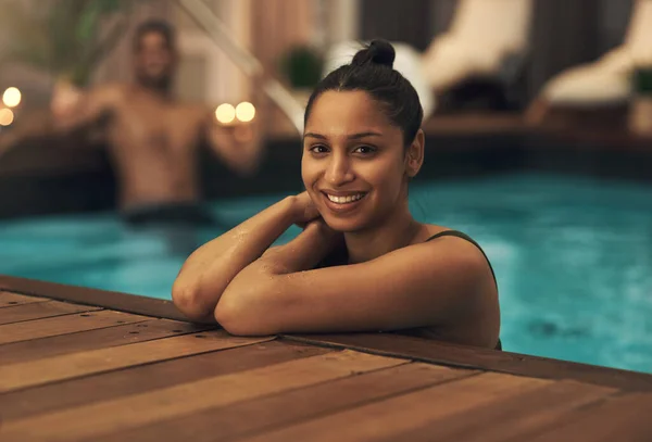 Někdy Bazénu Vždycky Prospěje Mladá Žena Relaxující Bazénu Lázních — Stock fotografie