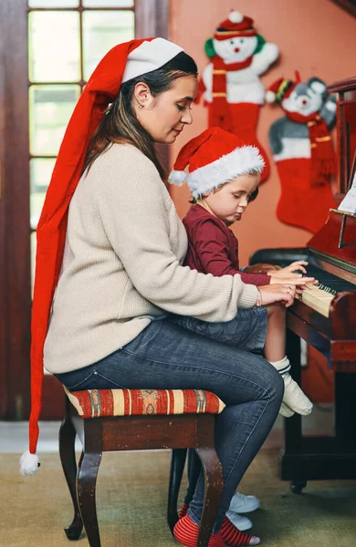 Kezdve Szezonban Egy Érzékeny Megjegyzés Egy Imádnivaló Kisfiú Zongorázik Anyjával — Stock Fotó