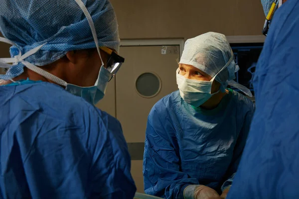 Operasyonu Yönetiyor Cerrahlardan Oluşan Bir Ekip Ameliyathanede Ameliyat Yapıyor — Stok fotoğraf
