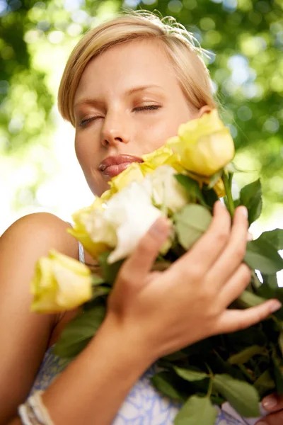 Ποτέ Δεν Μπορείς Κάνεις Λάθος Τριαντάφυλλα Μια Όμορφη Νεαρή Γυναίκα — Φωτογραφία Αρχείου