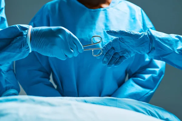Cirurgia Trabalho Equipe Mãos Médico Com Tesoura Para Cuidados Saúde — Fotografia de Stock