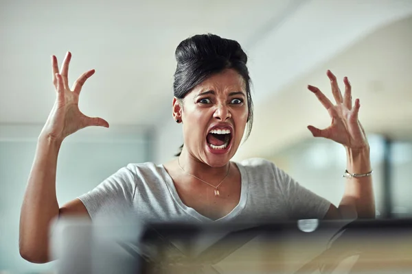 Stres Křičící Rozzlobená Podnikatelka Úřadu Úzkostí Problémem Internetovou Krizí Frustrované — Stock fotografie