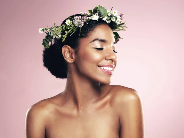 Gelukkige Vrouw Bloemkroon Het Haar Voor Schoonheid Studio Roze Achtergrond — Stockfoto