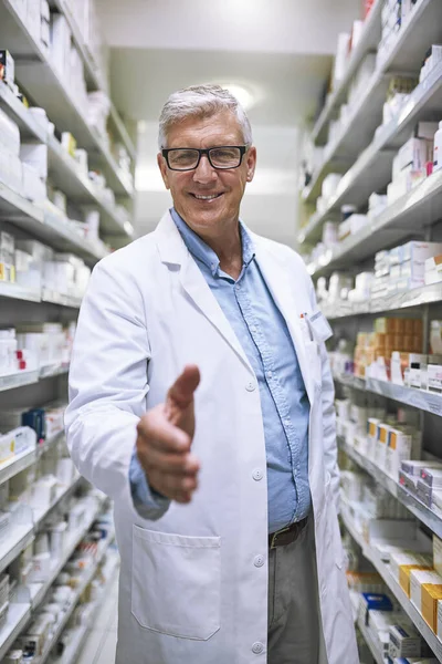 Homem Sênior Farmacêutico Aperto Mão Para Introdução Saudação Uma Farmácia — Fotografia de Stock