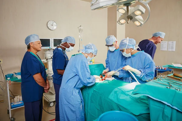 Éberen Őrködik Csapata Felett Sebészek Egy Csoportja Végzi Műtétet Műtőben — Stock Fotó