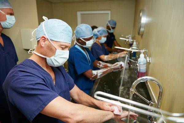 Mantener Nivel Higiene Impecable Equipo Cirujanos Esterilizando Sus Brazos Manos —  Fotos de Stock
