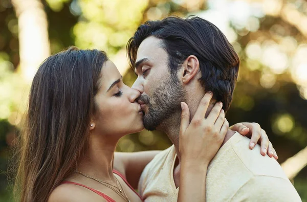 亲吻建立一个生命的基础 一对深情的年轻夫妇在外面接吻 — 图库照片