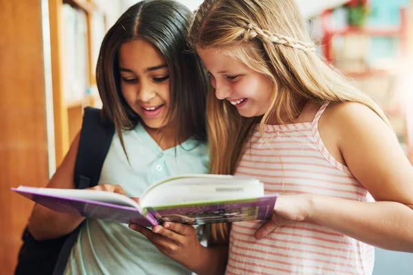 Прав Насчет Этой Книги Две Школьницы Читают Вместе Книгу Стоя — стоковое фото