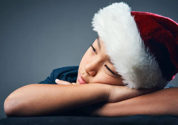 크리스마스 블루스가 됩니다 스튜디오 모자를 배경에 보이는 귀엽고 — 스톡 사진