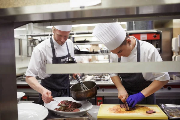 Skapa Läcker Maträtt Kockar Förbereda Måltid Service Ett Professionellt Kök — Stockfoto