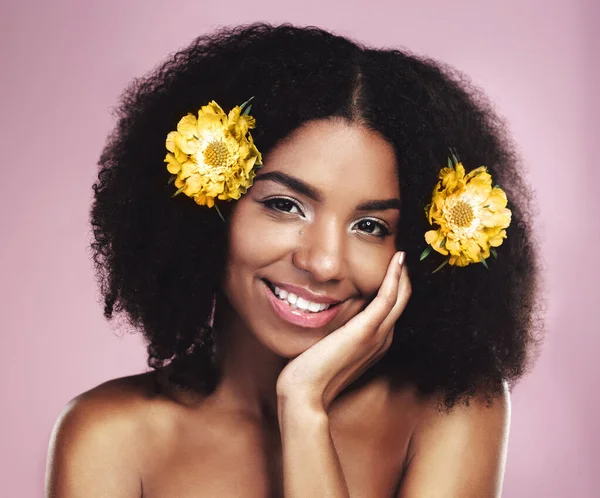 Portré Arc Boldog Virágokkal Afro Stúdió Rózsaszín Háttér Szépség Virágos — Stock Fotó