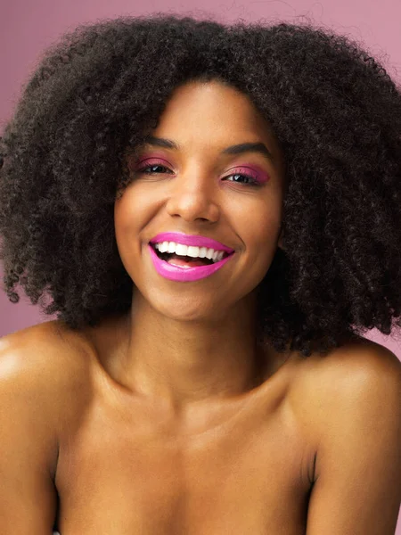 Gezicht Haarverzorging Grappige Zwarte Vrouw Met Make Studio Geïsoleerd Een — Stockfoto