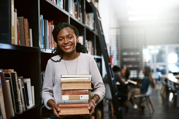 Портрет Освіта Чорношкіра Жінка Книгами Бібліотекою Університетом Посмішкою Книжковою Полицею — стокове фото