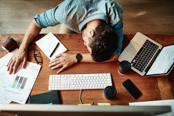 Vista Superior Homem Cansado Dormindo Mesa Escritório Com Burnout Entediado — Fotografia de Stock
