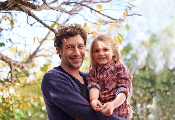 Szczęśliwy Przytulanie Twarze Ojca Córki Pod Drzewem Ogrodzie Dla Uśmiechu — Zdjęcie stockowe