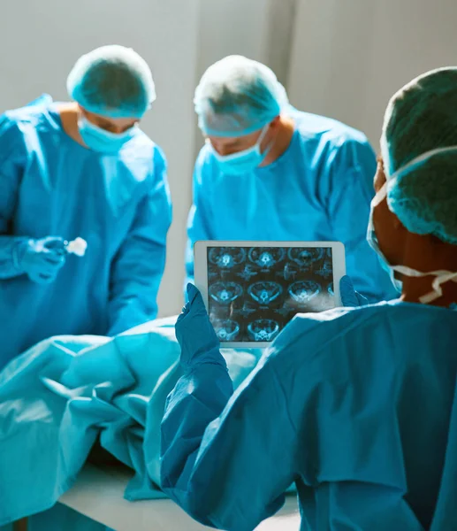 Kirurgi Operationssal Och Team Läkare Med Scan För Vård Lagarbete — Stockfoto