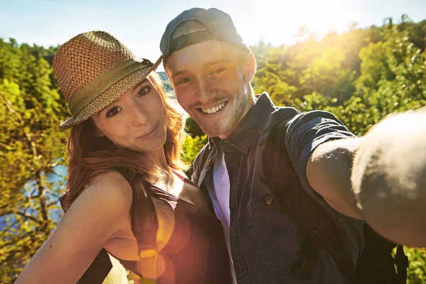 笑顔になるものをあきらめないでください 冒険のデート中に自撮りした若いカップルが — ストック写真