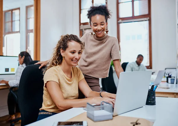 Erfolg Entsteht Durch Teamarbeit Zwei Junge Geschäftsfrauen Mit Einem Laptop — Stockfoto