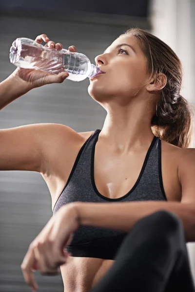 Ist Wichtig Hydratisiert Bleiben Eine Junge Frau Trinkt Fitnessstudio Aus — Stockfoto