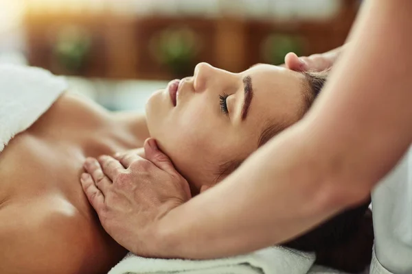 Rilassati Tuo Massaggiatore Qui Una Giovane Donna Attraente Farsi Massaggiare — Foto Stock