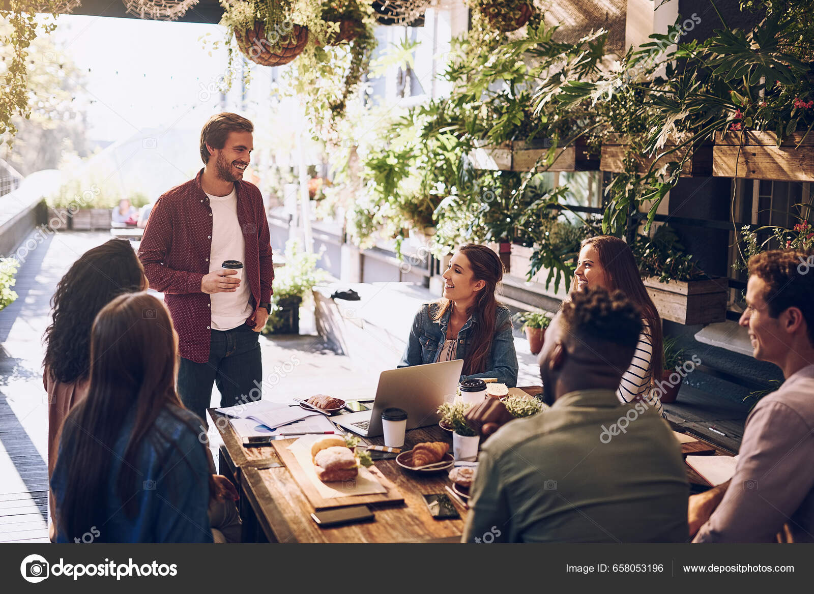 聊天和商务人士在餐厅进行讨论规划和交流咖啡店社交聚会以及男女谈论团队建设协作和项目构想——图库图片© PeopleImages.com  #658053196