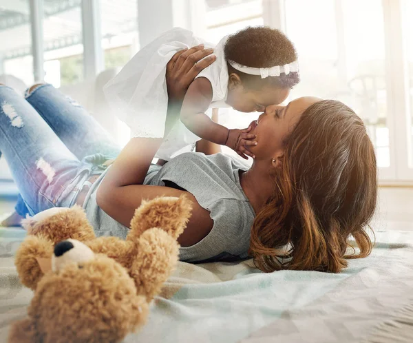 Liebe Schwarze Frau Und Baby Bindung Auf Dem Boden Kuss — Stockfoto