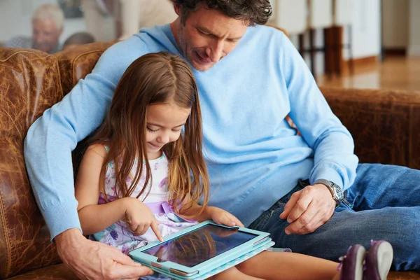 Fascinuje Online Svět Malá Holčička Její Táta Pomocí Digitálního Tabletu — Stock fotografie