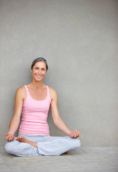 Lyssna Din Kropp Attraktiv Mogen Kvinna Som Utövar Yoga Lotusposition — Stockfoto