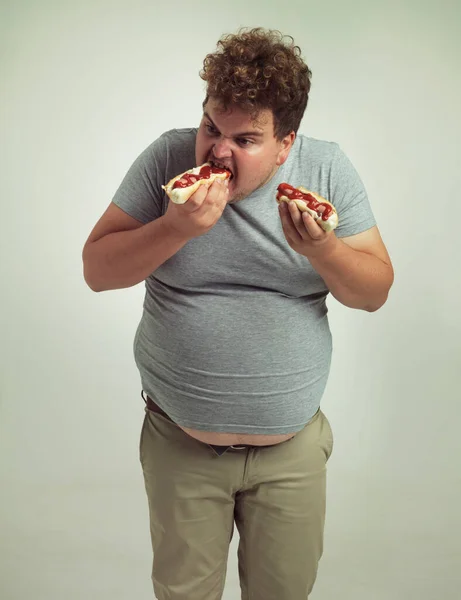 Comida Perfecta Para Día Juego Estudio Hombre Con Sobrepeso Comiendo —  Fotos de Stock