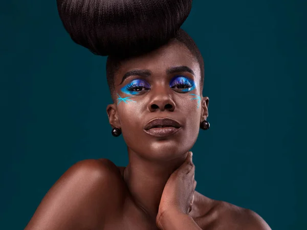 Retrato Maquiagem Glamour Com Uma Mulher Africana Estúdio Fundo Azul — Fotografia de Stock