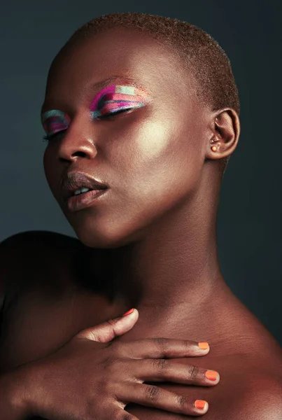 Sentindo Alguma Cor Uma Bela Mulher Vestindo Sombra Colorida Enquanto — Fotografia de Stock