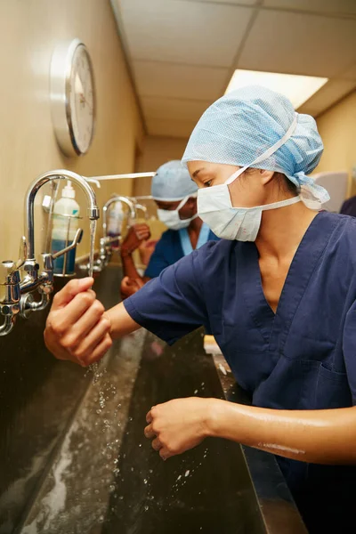 Preparándose Para Procedimiento Sus Pacientes Equipo Cirujanos Esterilizando Sus Brazos —  Fotos de Stock