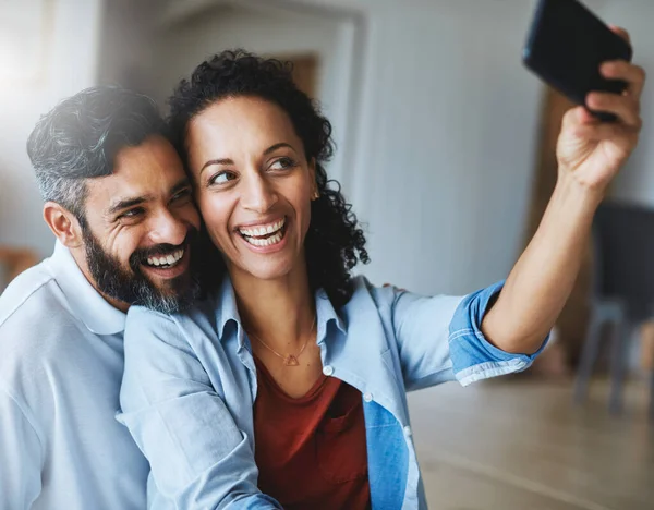 Ευτυχισμένο Ζευγάρι Χαμόγελο Και Selfie Για Φωτογραφία Προφίλ Social Media — Φωτογραφία Αρχείου