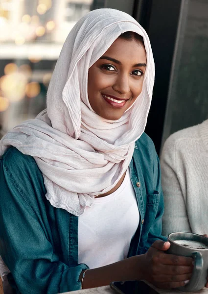 穆斯林妇女 咖啡店和肖像店为快乐的顾客 早上放松和餐厅 拿铁或饮料在咖啡店招待客人的伊斯兰年轻人的脸 — 图库照片