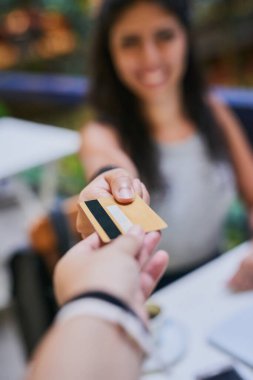 Kadın, el ve kredi kartı ödemesi bir kafede ya da restoranda alışveriş için hazır bekleyen garson ya da müşteri ve kahve dükkanında. Faturalar, finans ve bayan müşteri veya kasiyer ve alışveriş kişi.