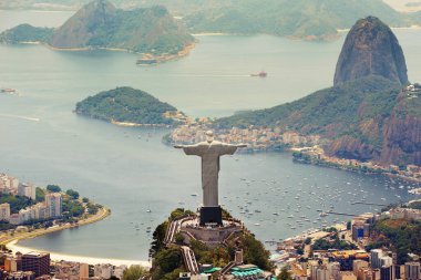 Brezilya manzarası, şehir ve İsa, turizm, gezi ve turizm için tepede. Seyahat, Rio de Janeiro ve dağdaki heykel, heykel ve küresel dönüm noktası gökyüzü manzarası.