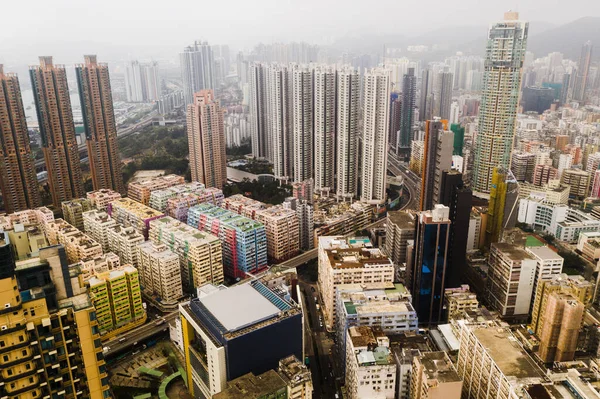 高層ビルの街並みや霧と香港の建物の空中ビュー 都心のビジネス街の高層ビルや不動産の都市景観 都市の建物のスカイラインやドローンショット — ストック写真