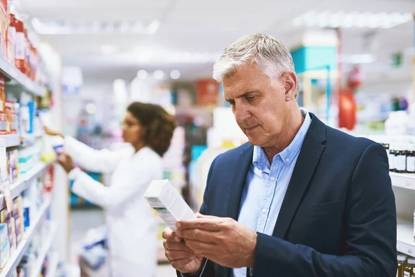 Idősebb Férfi Vásárlás Olvasás Gyógyszerről Vagy Vásárló Gyógyszertárban Kiskereskedelmi Egészségügyi — Stock Fotó