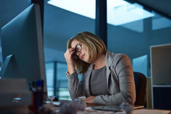 Stress Dor Cabeça Mulher Negócios Escritório Cansado Fadiga Enquanto Trabalhava — Fotografia de Stock