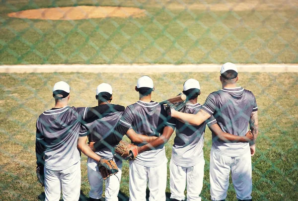 彼らはそれをチームメイトとは呼ばない 野球の試合で一緒に立っている若者のグループのレビューショット — ストック写真